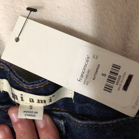 A beautiful flower patterned skirt never been worn - Picture 2 of 2